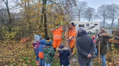 Baumpflanzaktion im Kindergarten Spatzennest