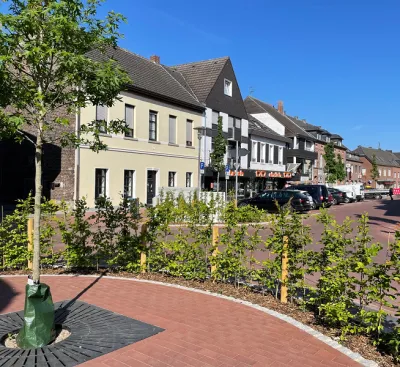 Blick auf die Krefelder Straße von der Bäckerei Stinges in Richtung Gasthof Till