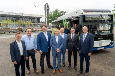 Bild von der offiziellen Eröffnung der Schnellbuslinie SB42 von Aldekerk nach Venlo vor dem Bahnhof in Venlo.